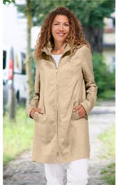 Beiger langer Mantel, gerade geschnitten, mit Stehkragen, durchgehendem Reißverschluss, seitlichen Taschen, getragen von stehender Frau mit lockigen roten Haaren