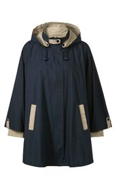 Kaffeemaschine in Schwarz und Silber, rechteckige Form, Display mit Tasten auf der Vorderseite, Wassertank auf der Rückseite, Tropfschale unten, kompakte Bauweise