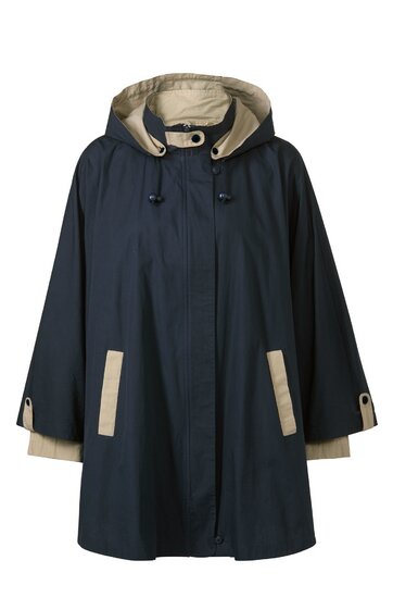 Kaffeemaschine in Schwarz und Silber, rechteckige Form, Display mit Tasten auf der Vorderseite, Wassertank auf der Rückseite, Tropfschale unten, kompakte Bauweise