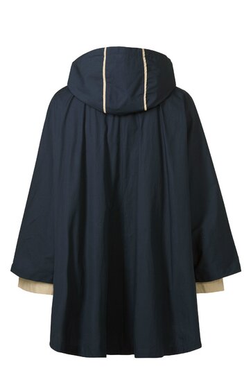 Kaffeemaschine in Schwarz und Silber, rechteckige Form, Display mit Tasten auf der Vorderseite, Wassertank auf der Rückseite, Tropfschale unten, kompakte Bauweise