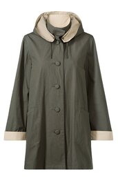 Olivgrüner Regenmantel mit beigem Kragen und Ärmelbündchen, Knopfleiste vorne mit großen Knöpfen, zwei seitliche Eingrifftaschen, Kapuze, lange Ärmel, gerader Schnitt