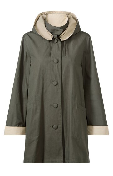 Olivgrüner Regenmantel mit beigem Kragen und Ärmelbündchen, Knopfleiste vorne mit großen Knöpfen, zwei seitliche Eingrifftaschen, Kapuze, lange Ärmel, gerader Schnitt