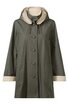 Olivgrüner Regenmantel mit beigem Kragen und Ärmelbündchen, Knopfleiste vorne mit großen Knöpfen, zwei seitliche Eingrifftaschen, Kapuze, lange Ärmel, gerader Schnitt