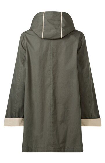 Kaffeemaschine in Schwarz und Silber, rechteckige Form, Display mit Tasten auf der Vorderseite, Wassertank auf der Rückseite, Tropfschale unten, kompakte Bauweise