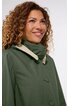 Damenmantel olivgrün, unifarben, hoher Stehkragen mit beigem Besatz und Druckknöpfen, langer Schnitt, getragen von lächelnder Frau mit lockigen Haaren, lockerer Sitz