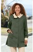 Damenmantel olivegrün mit beigem Kragen und Manschetten, durchgehende Knopfreihe, taillierter Schnitt, lange Ärmel, zwei seitliche Taschen, getragen von lächelnder Frau stehend