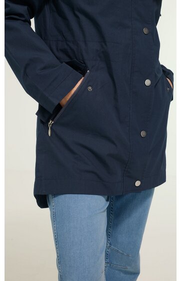 Dunkelblaue Outdoor-Jacke mit aufgesetzten Taschen und Reißverschlüssen, Druckknöpfen, gerade Form, getragen von stehender Person, wasserabweisend erscheinend