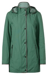 Grüne Regenjacke mit Kapuze, gestreiftes Innenfutter in Weiß und Grau, durchgehende Druckknopfleiste, zwei seitliche Reißverschlusstaschen, langer Schnitt