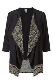Schwarze offene Damenjacke mit 3/4-Ärmeln, cremeweißes Blattmuster am Revers und Saum, lockere Passform