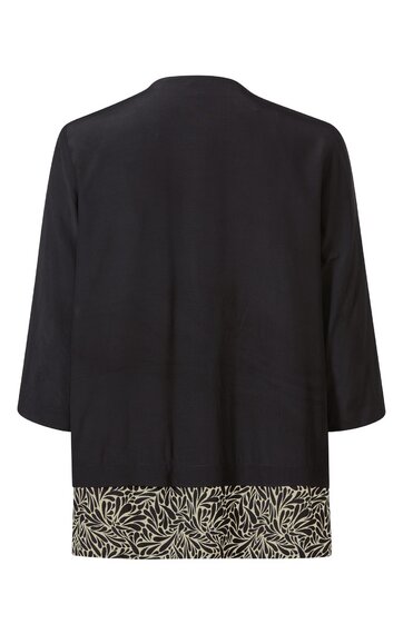 Schwarzer Blazer mit 3/4-Ärmeln, gerade geschnitten, ohne sichtbare Verschlüsse, mit cremeweißem floralen Muster am unteren Saum