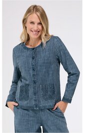 Damenjacke in blau mit feinem Streifenmuster, Rundhals, durchgehende Knopfleiste, lange Ärmel, zwei aufgesetzte Taschen vorne, gerade geschnitten, getragen von lächelnder stehender Frau