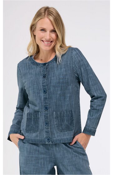 Damenjacke in blau mit feinem Streifenmuster, Rundhals, durchgehende Knopfleiste, lange Ärmel, zwei aufgesetzte Taschen vorne, gerade geschnitten, getragen von lächelnder stehender Frau