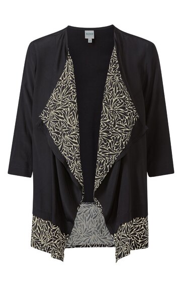 Schwarze offene Damenjacke mit 3/4-Ärmeln, cremeweißes Blattmuster am Revers und Saum, lockere Passform