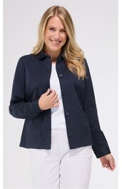 Dunkelblaue Hemdbluse, gerade geschnitten, mit Knopfleiste, Kragen und langen Ärmeln, getragen von lächelnder stehender Frau, kombiniert mit weißer Hose