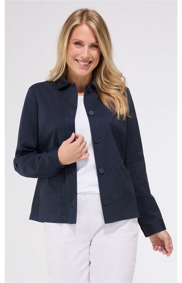 Dunkelblaue Hemdbluse, gerade geschnitten, mit Knopfleiste, Kragen und langen Ärmeln, getragen von lächelnder stehender Frau, kombiniert mit weißer Hose