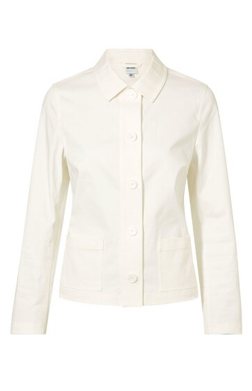 Weiße Damenjacke mit klassischem Hemdkragen, durchgehender Knopfleiste, langen Ärmeln, zwei aufgesetzten Fronttaschen, gerade geschnitten