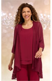 Damenzweiteiler aus bordeauxrotem Oberteil und langer Jacke, einfarbig, rundhalsiges ärmelloses Top, lange Jacke mit halblangen Ärmeln und offenem Schnitt, getragen von lächelnder stehender Frau