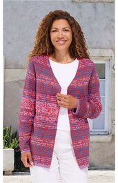 Langärmlige Strickjacke in Rot und Violett mit abstraktem Muster, offene Front ohne Verschluss, gerade geschnitten, getragen von stehender Frau vor Hausfassade