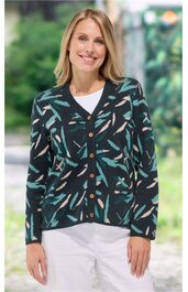 Dunkelblauer Cardigan mit abstraktem Muster in Grün und Beige, V-Ausschnitt, durchgehende Knopfleiste mit braunen Knöpfen, langärmlig, getragen von lächelnder Frau in stehender Position