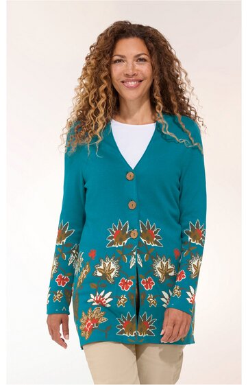Türkisfarbener Cardigan mit floralem Muster in Rot, Beige und Grün an Ärmeln und Saum, V-Ausschnitt, braune Knöpfe, langärmelig, getragen von stehender Frau mit offenen lockigen Haaren, gerade geschnitten