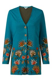 Türkisfarbener Damencardigan mit floralem Muster in Orange, Braun und Grün am Saum und an den Ärmeln, V-Ausschnitt, lange Ärmel, vier große braune Knöpfe, gerade geschnittener Saum