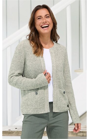 Hellgraue Strickjacke mit geradem Schnitt, Rundhalsausschnitt, lange Ärmel, zwei aufgesetzte Taschen vorne, getragen von lächelnder Frau im Stehen, offen getragen über weißem T-Shirt