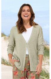 Hellgrüne Strickjacke, V-Ausschnitt, lange Ärmel, offene Front mit Knöpfen, getragen von lächelnder Frau im Stehen, zwei aufgesetzte Taschen vorne