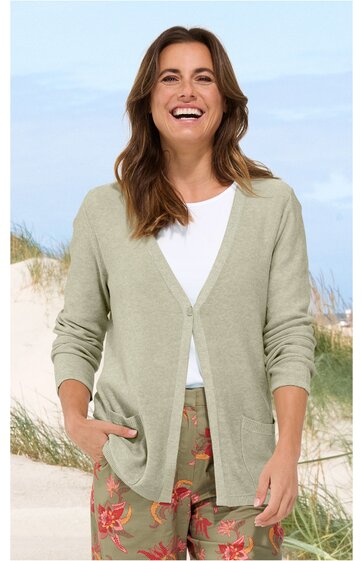 Hellgrüne Strickjacke, V-Ausschnitt, lange Ärmel, offene Front mit Knöpfen, getragen von lächelnder Frau im Stehen, zwei aufgesetzte Taschen vorne