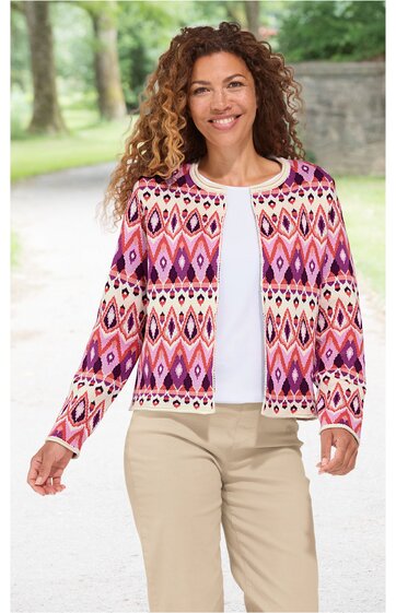 Langärmlige Jacke in Rosa, Weiß, Rot und Lila mit geometrischem Diamantmuster, ohne Kragen, offene Front, leicht kastige Form, getragen von stehender Frau