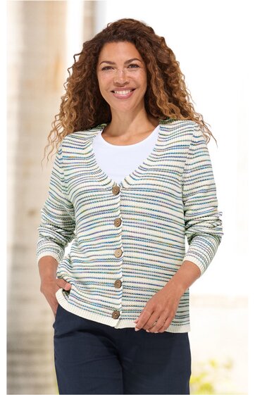 Damenstrickjacke mit horizontalem, mehrfarbigem Streifenmuster in Weiß, Blau, Gelb, Türkis und Hellgrün, V-Ausschnitt, braune Knöpfe, lange Ärmel, getragen von lächelnder Frau in stehender Pose