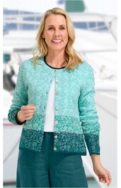 Cardigan in Mintgrün und Dunkelgrün mit floralem Muster, rundem Ausschnitt mit dunkelgrünem Besatz, Knopfleiste, lange Ärmel, getragen von stehendem Model