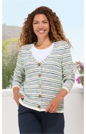 Weiß-grün-gestreifte Strickjacke mit Knöpfen, Rundhalsausschnitt, lange Ärmel, getragen von lächelnder Frau in stehender Pose, taillierte Form