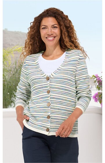 Weiß-grün-gestreifte Strickjacke mit Knöpfen, Rundhalsausschnitt, lange Ärmel, getragen von lächelnder Frau in stehender Pose, taillierte Form