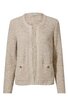 Beige Cardigan mit geripptem Strickmuster, längere form, rundhalsausschnitt, offene Vorderseite ohne Verschluss, zwei aufgesetzte Taschen mit Knöpfen, lange Ärmel