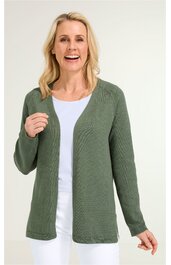 Offene Strickjacke in olivgrün, glatt gestrickt, lange Ärmel, ohne Verschluss, gerade geschnitten, getragen von lächelnder Frau in aufrechter Haltung