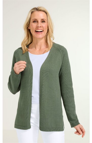 Offene Strickjacke in olivgrün, glatt gestrickt, lange Ärmel, ohne Verschluss, gerade geschnitten, getragen von lächelnder Frau in aufrechter Haltung