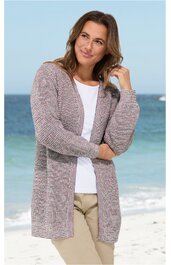 Offene Strickjacke in Grau-Rosé mit feinem Strukturmuster, lange Ärmel, gerader Schnitt, leicht verlängert, getragen von stehender Frau am Strand, ohne Verschluss