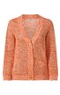 Orangener Grobstrick-Cardigan mit Muster in Weiß, V-Ausschnitt, lange Ärmel, drei große Knöpfe vorne, leicht kastig geschnitten