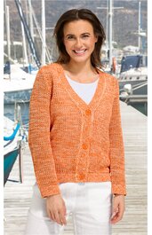 Orangefarbener Strickcardigan mit V-Ausschnitt, langen Ärmeln, Knopfleiste vorne, getragen von stehender Frau vor Hafen mit Segelbooten, locker sitzend