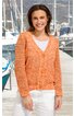 Orangefarbener Strickcardigan mit V-Ausschnitt, langen Ärmeln, Knopfleiste vorne, getragen von stehender Frau vor Hafen mit Segelbooten, locker sitzend