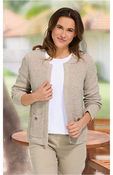 Beige Strickjacke mit Rundhalsausschnitt und Knöpfen, leicht taillierte Passform, getragen von stehender Frau, kombiniert mit weißem T-Shirt und beigen Hosen