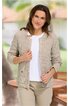 Beige Strickjacke mit Rundhalsausschnitt und Knöpfen, leicht taillierte Passform, getragen von stehender Frau, kombiniert mit weißem T-Shirt und beigen Hosen