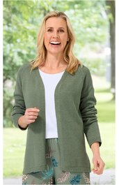 Offene, locker sitzende Strickjacke in olivgrün, lange Ärmel, ohne Verschluss, getragen von lächelnder stehender Frau mit weißem T-Shirt und gemusterter Hose