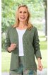 Offene, locker sitzende Strickjacke in olivgrün, lange Ärmel, ohne Verschluss, getragen von lächelnder stehender Frau mit weißem T-Shirt und gemusterter Hose