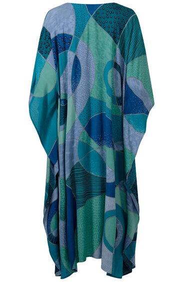 Weites langes Kleid in Blau- und Grüntönen mit abstraktem Muster, Rundhals, lange weite Ärmel, fließender Saum