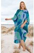 Weites Midikleid in verschiedenen Blautönen mit abstraktem Muster, Rundhalsausschnitt, weiten Ärmeln, asymmetrischem Saum, getragen von lachender Frau am Strand stehend
