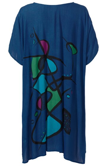 Blaues Kleid mit abstraktem mehrfarbigem Muster in Grün, Türkis, Lila und Schwarz auf der Rückseite, locker geschnitten, kurze breite Ärmel, rundhalsausschnitt, knieumspielend