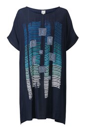 Dunkelblaues Kurzarmkleid mit rundem Ausschnitt, mittellanges Modell mit lockerem Schnitt, Frontmuster aus gestaffelten Linien in Blau- und Türkistönen mit weißen, quadratischen Formen