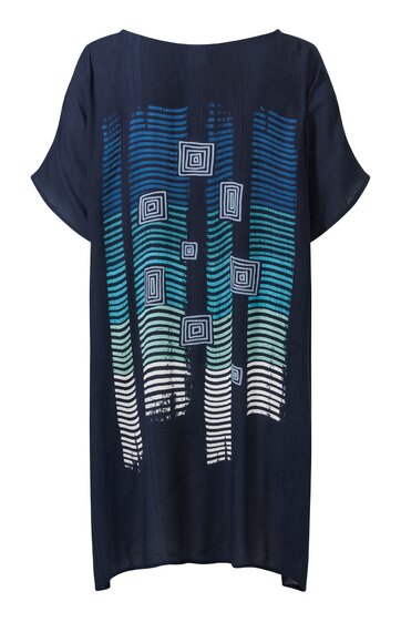 Dunkelblaues Kleid mit halblangen Ärmeln, gemustert mit wellenförmigen Linien in Hellblau, Türkis und Weiß, quadratische weiße Designelemente auf der Vorderseite, gerader Schnitt, knielang