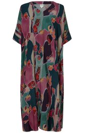 Locker sitzendes, knöchellanges Kleid mit rundem Ausschnitt, halblangen Ärmeln, abstraktem Muster in Dunkelgrün, Altrosa, Schwarz und Orange, gerader Schnitt, ohne sichtbare Verschlüsse